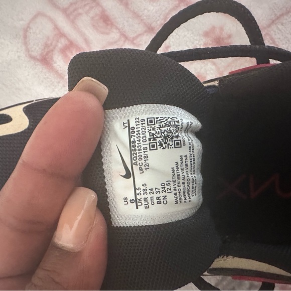 Nike Air Max 200
Team Gold University Red Black size 6y or 7.5 woman’s - Picture 5 of 5